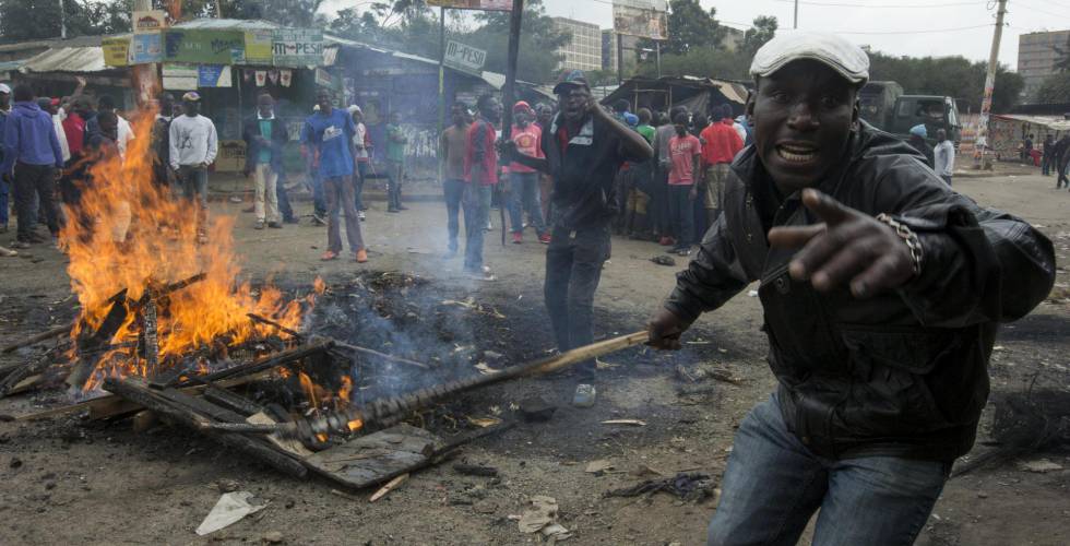 Simpatizantes de Odinga protestan este miércoles en el barrio de Mathare.