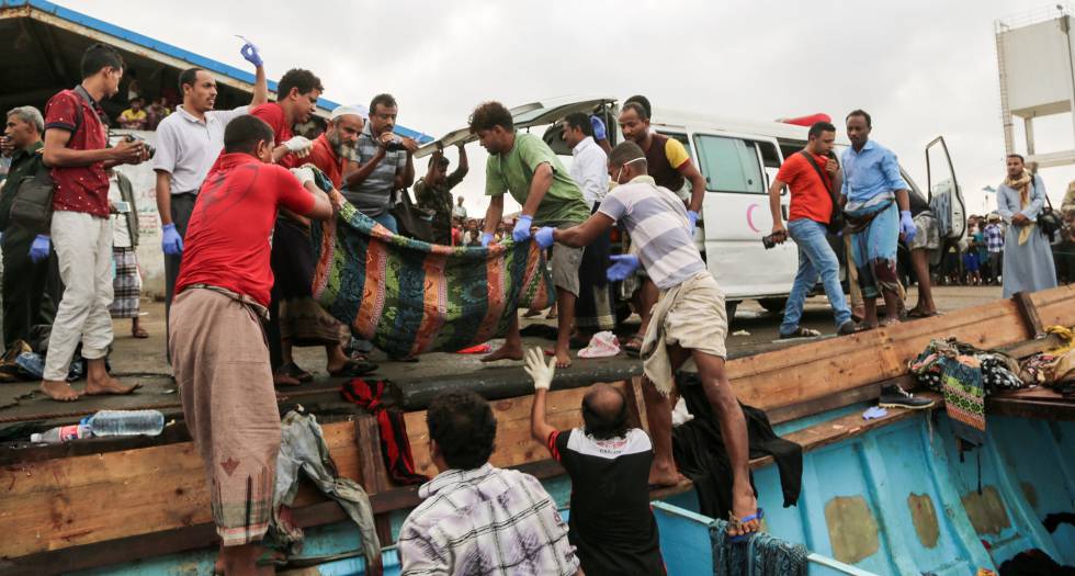 Varios yemeníes recogen un cadáver de un migrante somalí, en marzo en el puerto de Hodeida.