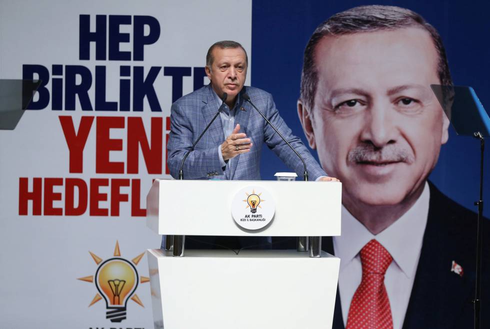 El presidente turco habla durante un encuentro de su partido en la provincia de Rize