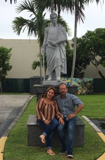 Ninoska Belarde y Marco Sergent junto a una estatua de Bolívar, en Miami.