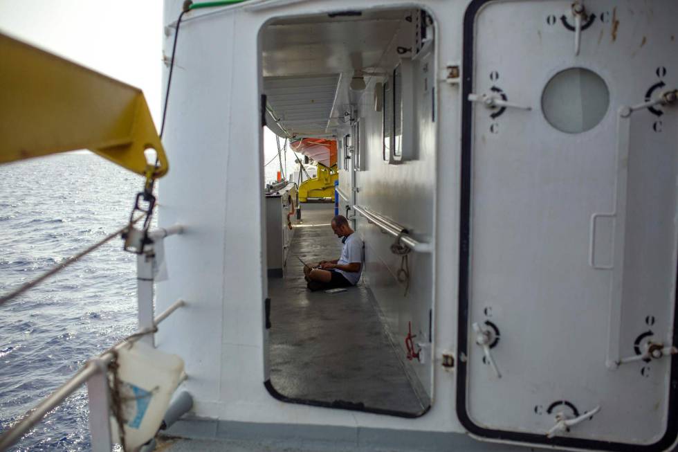 El barco de rescate Aquarius, de SOS Mediterranee, este lunes a 20 millas de la costa libia. rn 