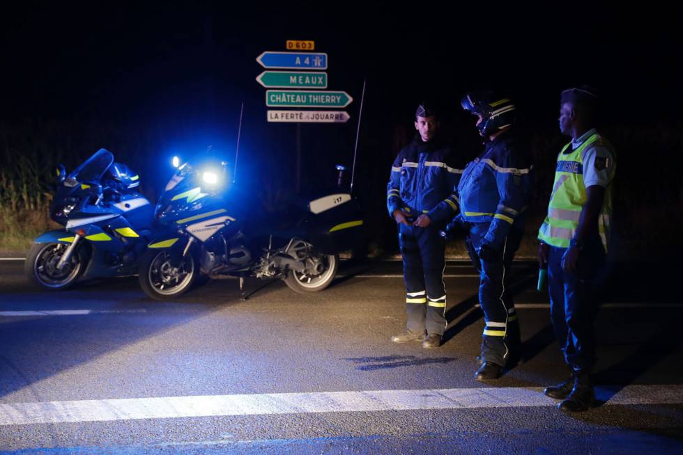 Agentes de policía en la entrada de la carretera que lleva al lugar del suceso.