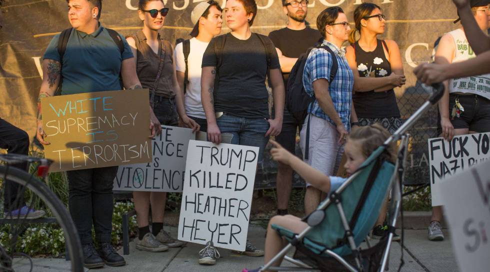 Manifestantes antisupremacistas en Pensilvania con eslóganes como "la supremacía blanca es terrorismo" o "Trump mató a Heather Heyer" en referencia a la víctima de Charlottesville.