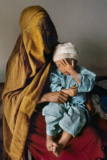 Una madre consuela a su hijo, alcanzado por una bala perdida en Kabul en 1992.
