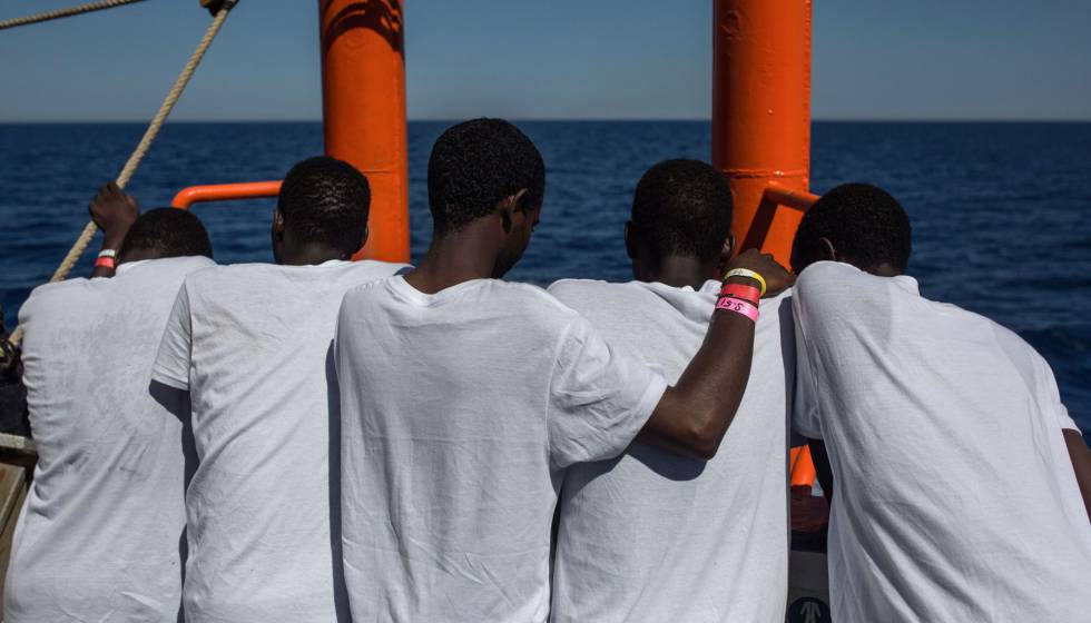 Migrantes rescatados en el Mediterráneo por el buque de las ONG SOS Méditerranée y Médicos sin Fronteras el 16 de agosto.