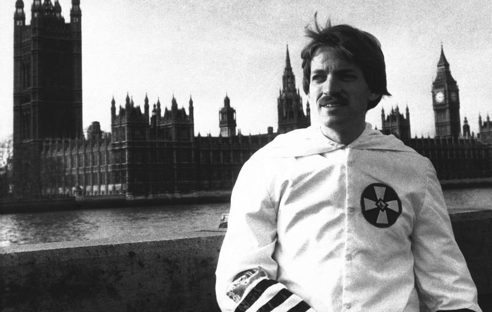 Duke, vestido com o uniforme do Ku Klux Klan, em 1978 em Londres, onde conseguiu mesmo com sua entrada proibida.