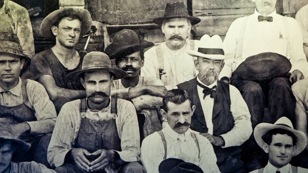 En en el centro de la imagen con sombrero blanco y bigote aparece J. Newton "Jack" Daniel. A su derecha, uno de los hijos de Nearest Green, a finales del siglo XIX.