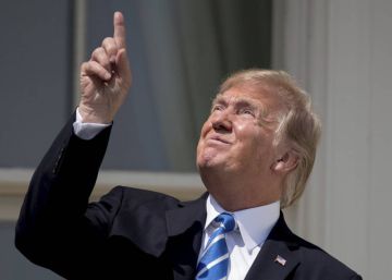 Trump observa el eclipse... sin gafas