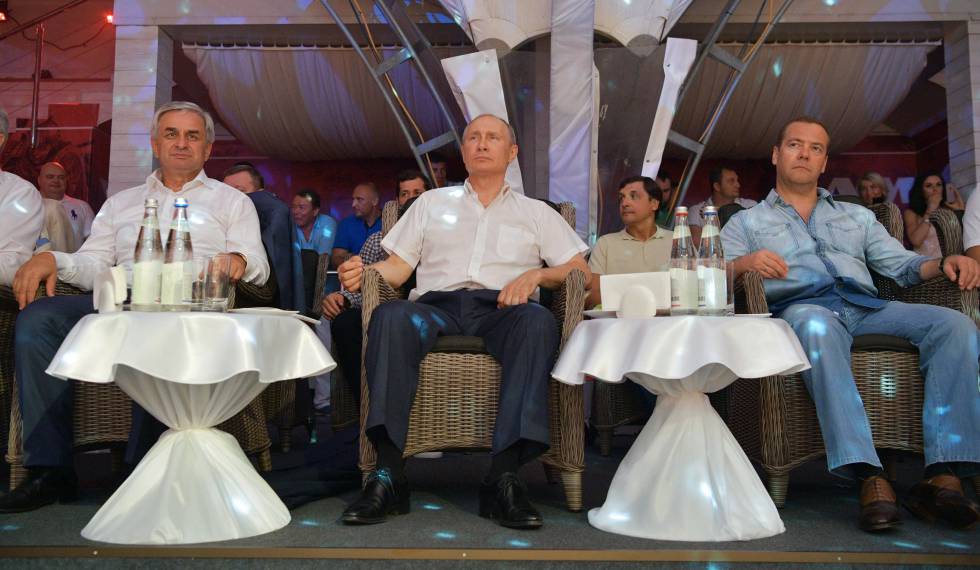 El líder abajaso, Raul Jádzhimba, a la izquierda, Vladímir Putin, y el primer ministro ruso Dmitri Medvédev el 8 de agosto en sochi (Rusia).