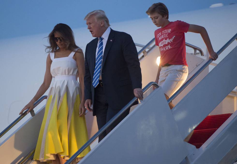 Trump, Melania y Barron este domingo en Maryland.