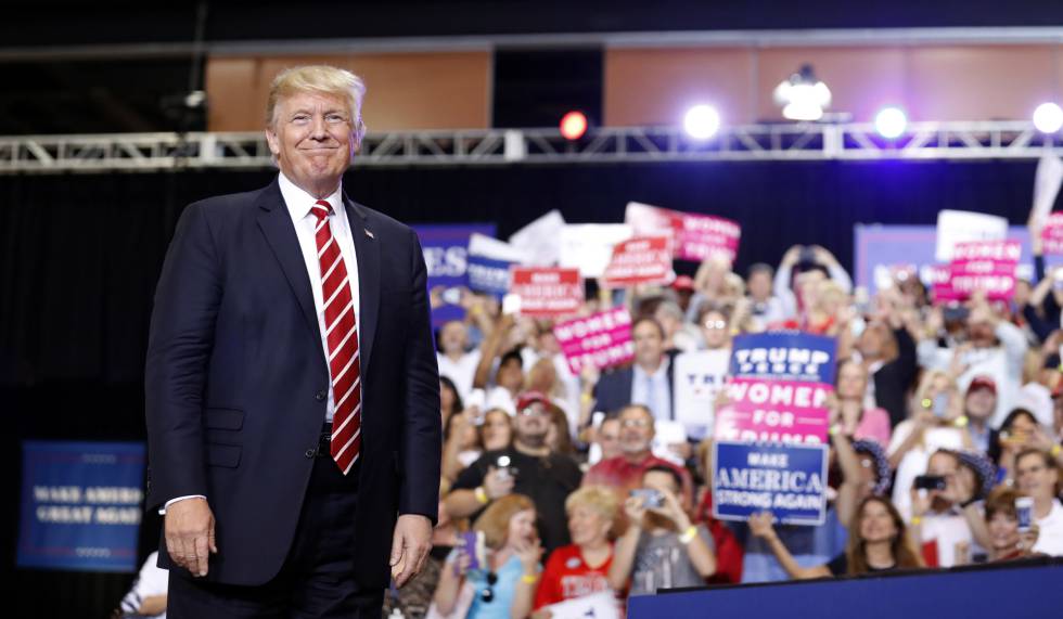 Donald Trump aparece sobre el escenario en Phoenix, el martes.