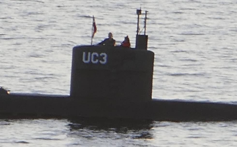 Foto del submarino que muestra supuestamente a Madsen y Wall, de rojo, en el puente de la nave el 10 de agosto.