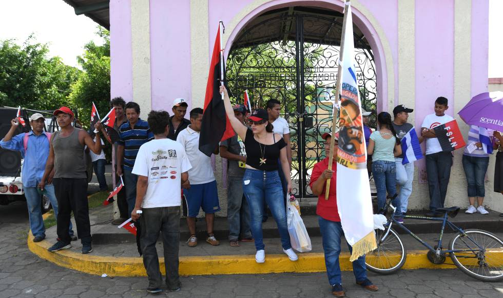 Simpatizantes del Frente Sandinista en Niquinohomo se manifiestan contra la imposición de candidatos para las elecciones municipales de noviembre.