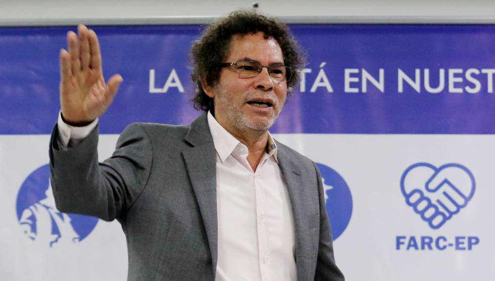 El jefe guerrillero Pastor Alape explica los bienes de las FARC en Bogotá, Colombia. 
