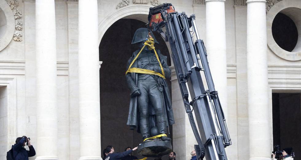 Una grúa coloca una estatua de Napoleón en Los Inválidos, después de ser restaurada, en 2015.