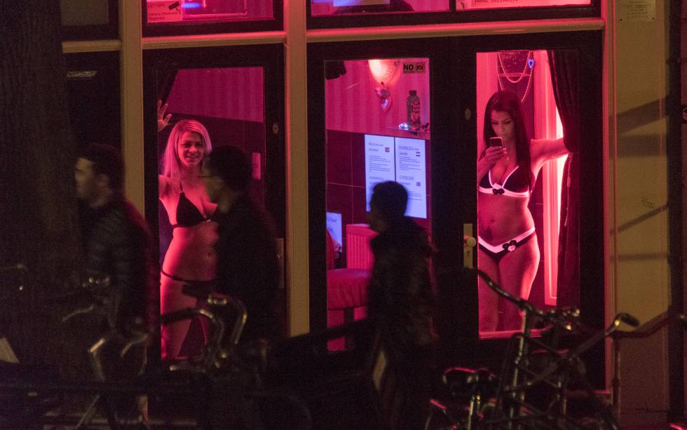 Uno de los establecimientos de prostitución del barrio rojo de Amsterdam.