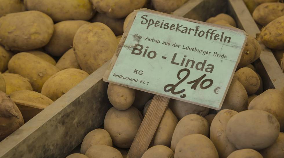 Patatas ecológicas en un puesto de un mercadillo en Berlín.