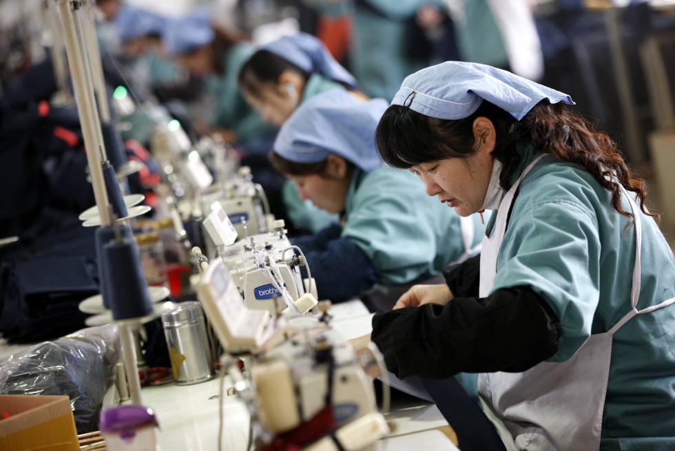 Varias mujeres trabajan en una fábrica textil de Huaibei (China).