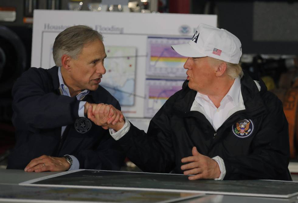 El gobernador de Texas, Greg Abbott, con Donald Trump el martes.