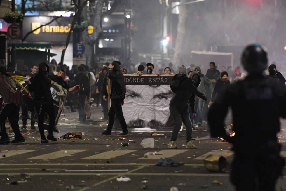 Un grupo de manifestantes arrojan piedras a la policía tras la marcha por la aparición con vida de Santiago Maldonado.