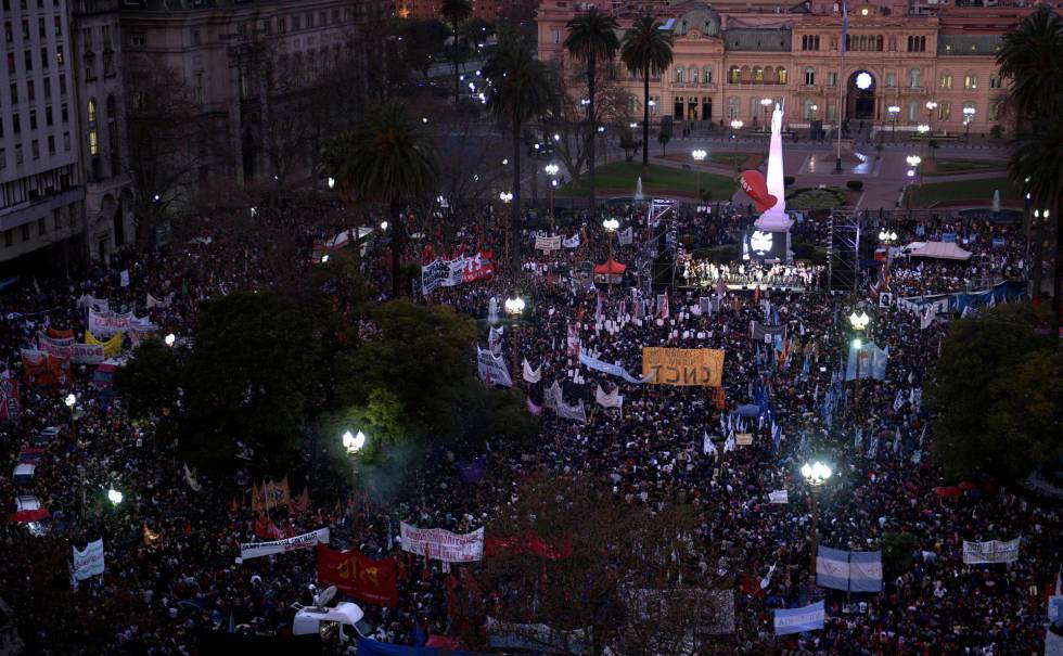 Vista panorámica de la Plaza de Mayo durante la marcha por la aparición con vida de Santiago Maldonado.
