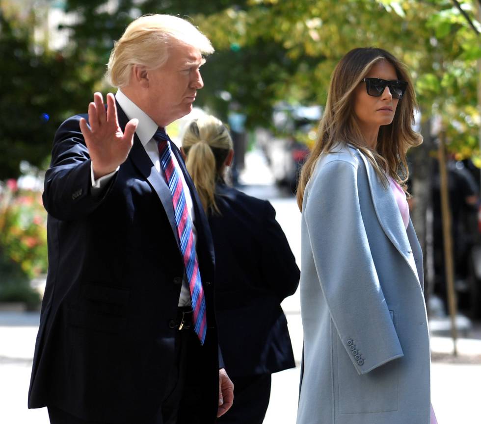 El presidente Donald Trump y su esposa Melania a la salida de la iglesia este domingo en Washington.
