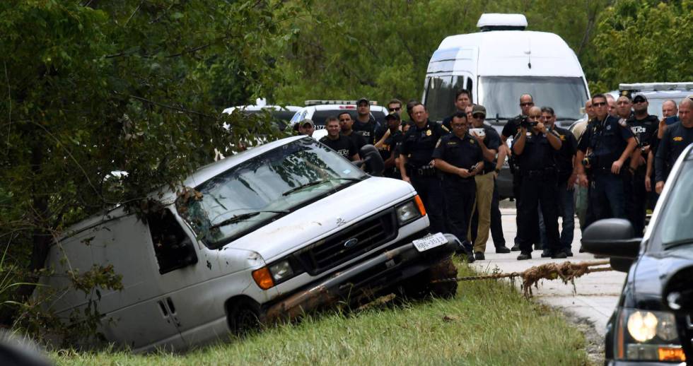 A polícia recupera o furgão da família Saldívar, em Houston. Nele morreram afogados dois avós e seus quatro netos.