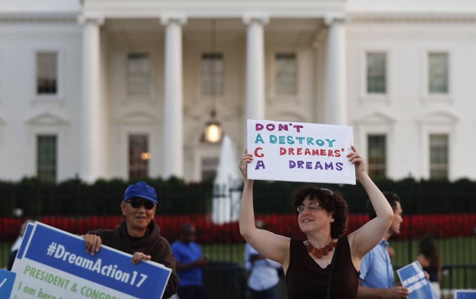 Unos manifestantes protestan delante de la Casa Blanca este lunes.