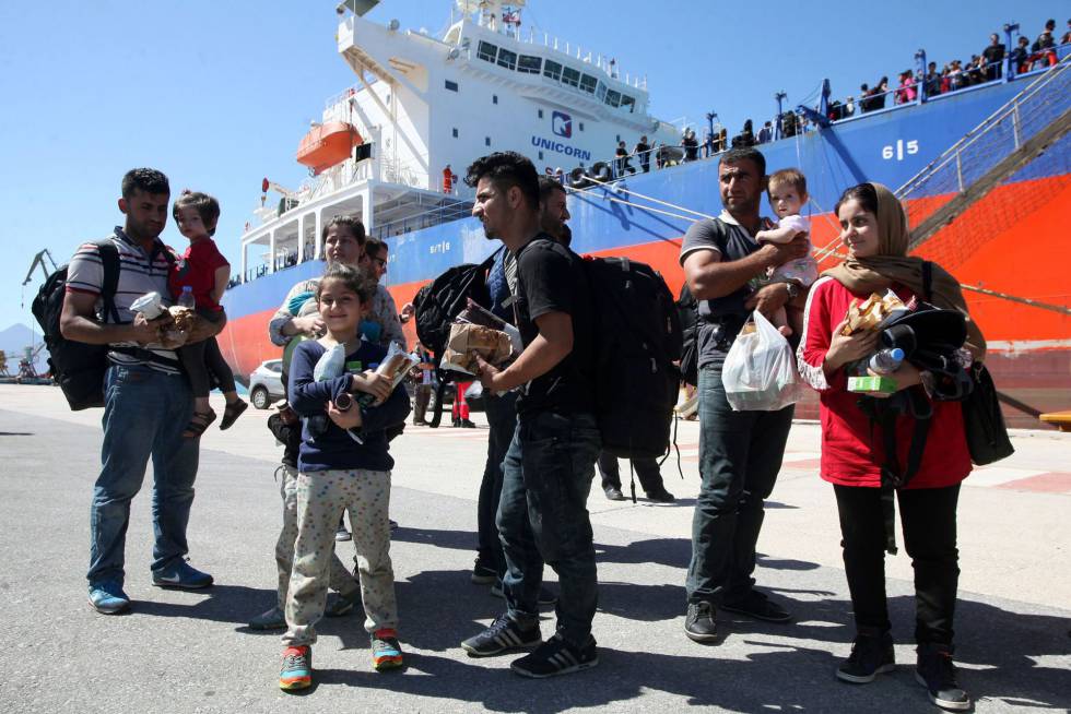 Varios migrantes desembarcan en Creta (Grecia) tras ser rescatados de una patera de madera a principios de septiembre de 2017.