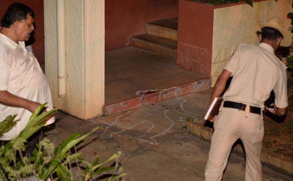 Oficiales de la Policía investigan el asesinato de la periodista frente a su casa.