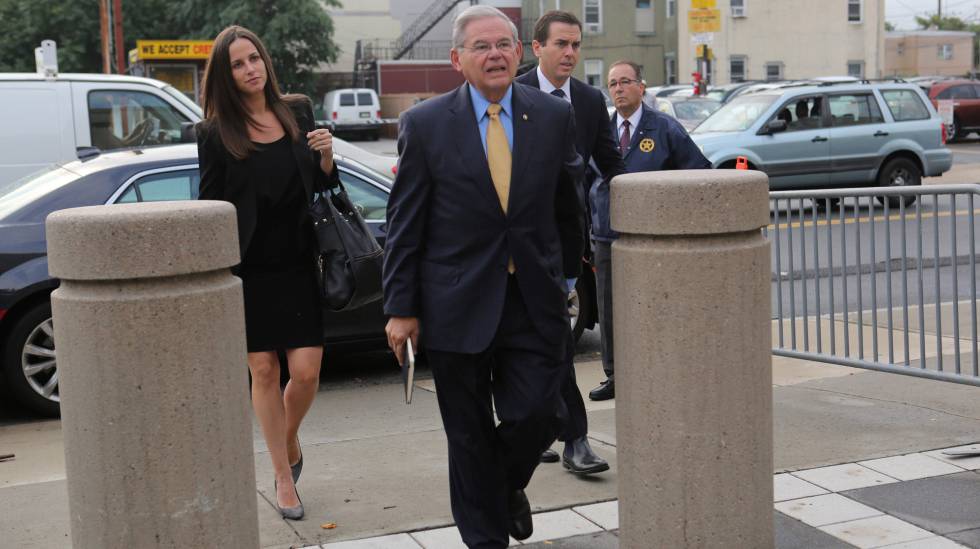 El senador Bob Menendez al llegar al tribunal de distrito en Newark