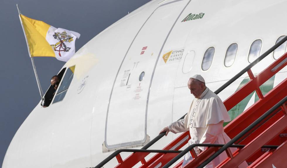 El Papa Francisco baja del avión a su llegada a Colombia.