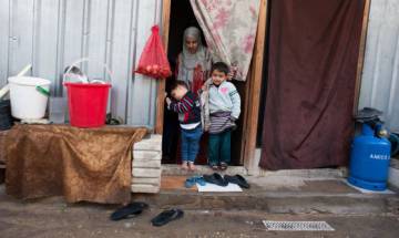 Malak Akram, con sus hijos en su casa en un campo de refugiados.