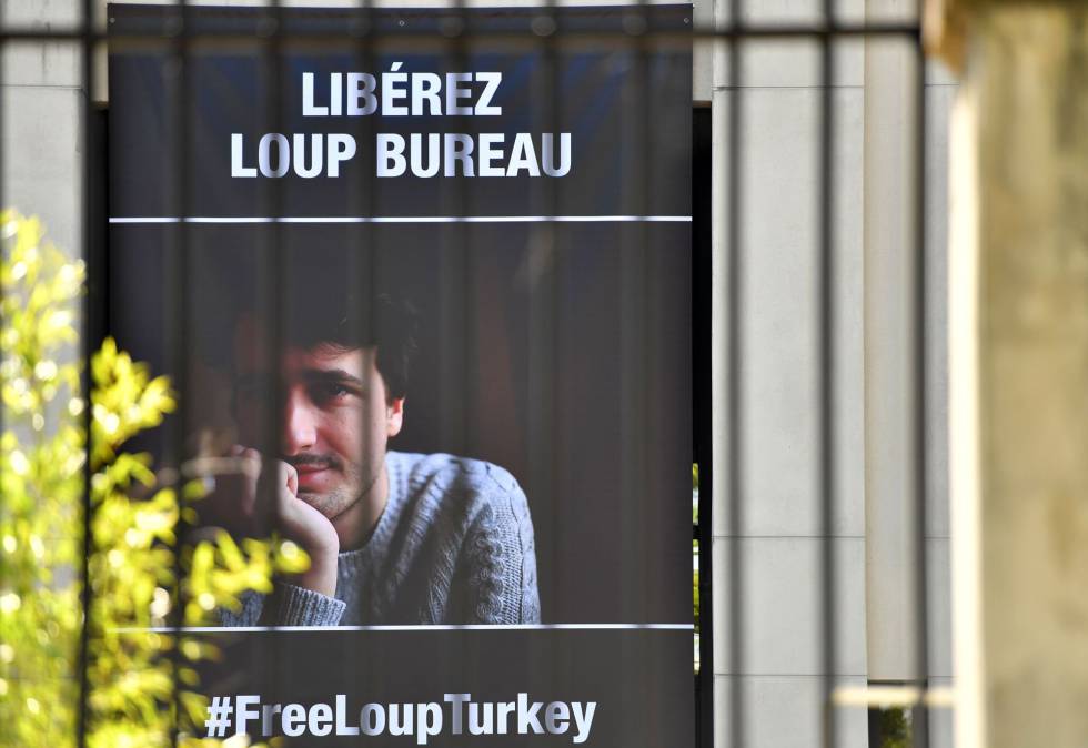 Un cartel en Francia llama a la liberación del periodista francés Loup Bureau, detenido en Turquía.