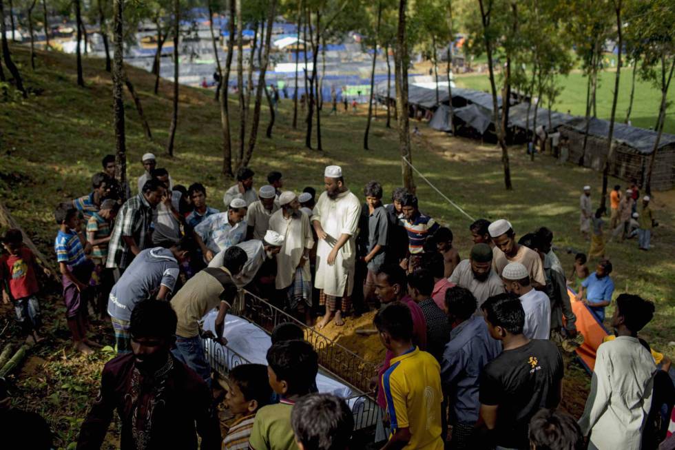 Rohiñás musulmanes rodean el cadáver de un hombre de 68 que según ellos fue asesinado por el ejército de Myanmar