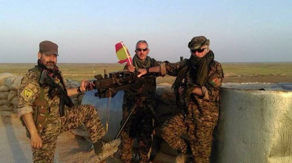 Simón (primero por la izquierda), español de 47 años, en un puesto del frente kurdo contra el ISIS, junto a otros dos compatriotas.