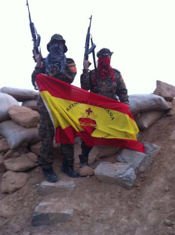 Dos combatientes españoles en el frente kurdo que lucha contra el ISIS.