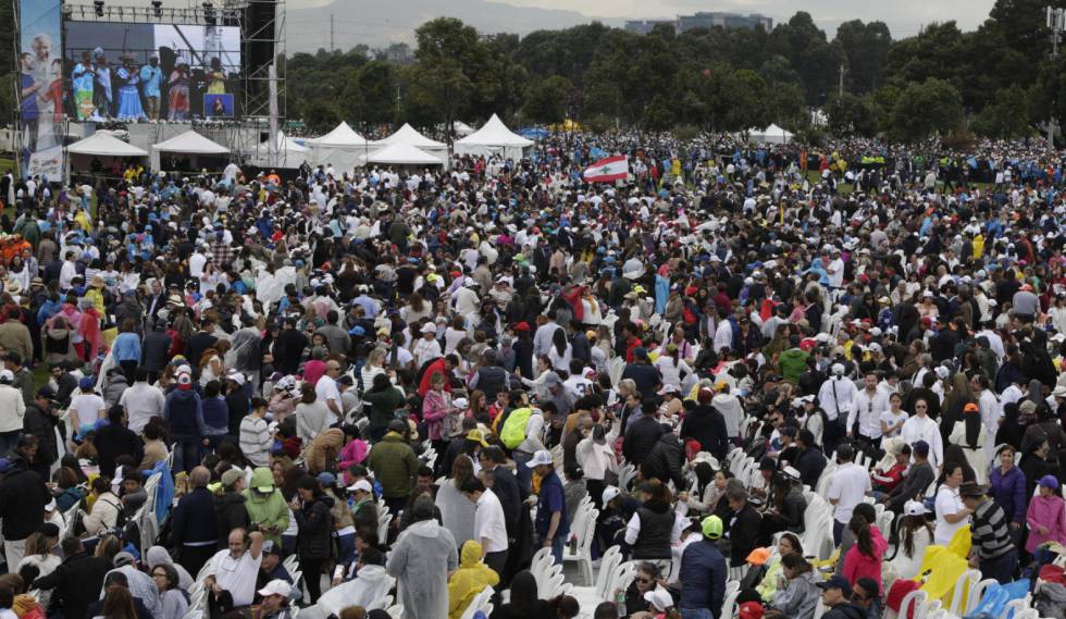 Feligreses asisten a una misa ofrecida por el papa Francisco en el parque Simón Bolívar de Bogotá.