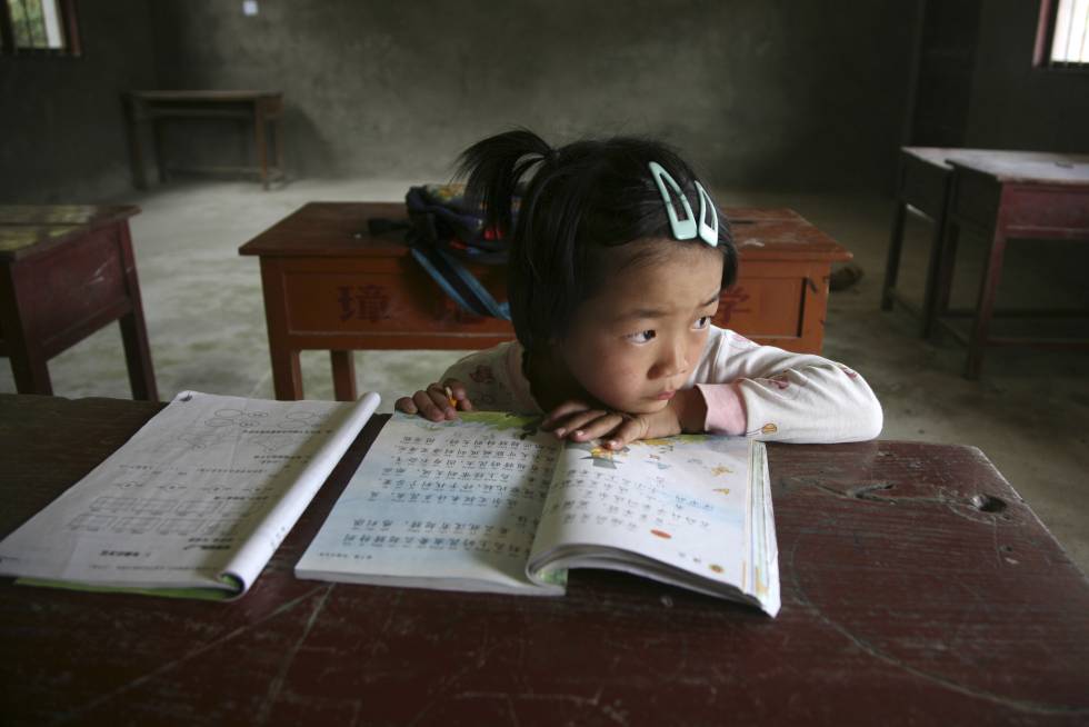 Una niña, en un aula de una escuela de la provincia china de Fujian.  