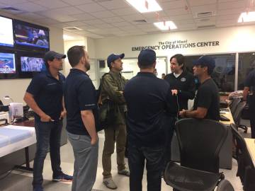 Andrés Asión visita el centro de emergencias de Miami horas antes de la llegada del huracán Irma.