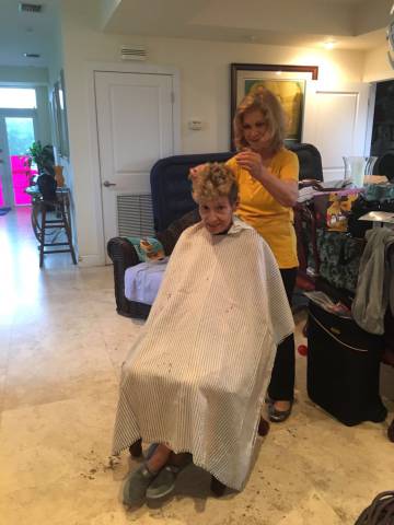 La madre de Andrés, María, corta el pelo de sus familiares para matar el tiempo de espera mientras pasa el huracán Irma por Miami (Florida).