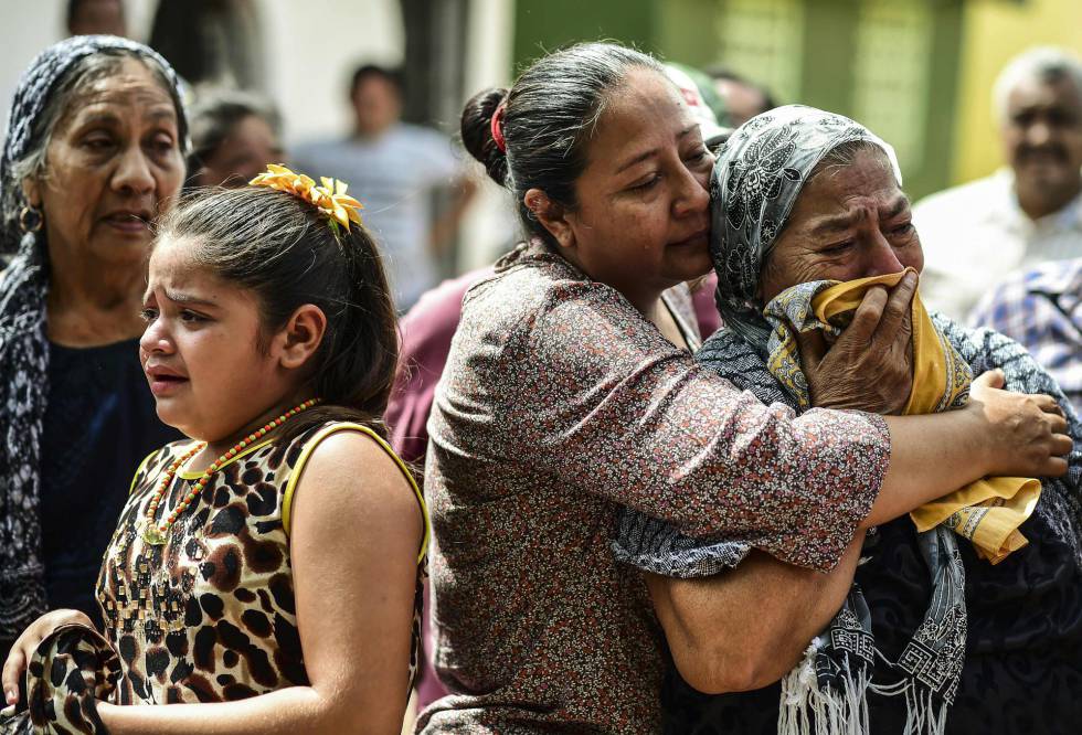 Familiares de una de las víctimas del sismo, en Juchitán.