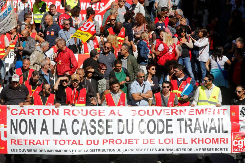 Manifestantes durante una protesta contra la reforma laboral de Emmanuel Macron en Marsella (Francia). 