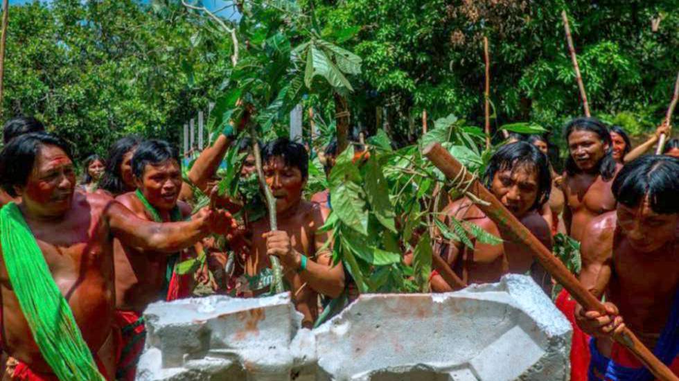 Indios Wajãpi protestan contra el decreto presidencial que pone fin a la reserva natural del Amazonas donde viven.