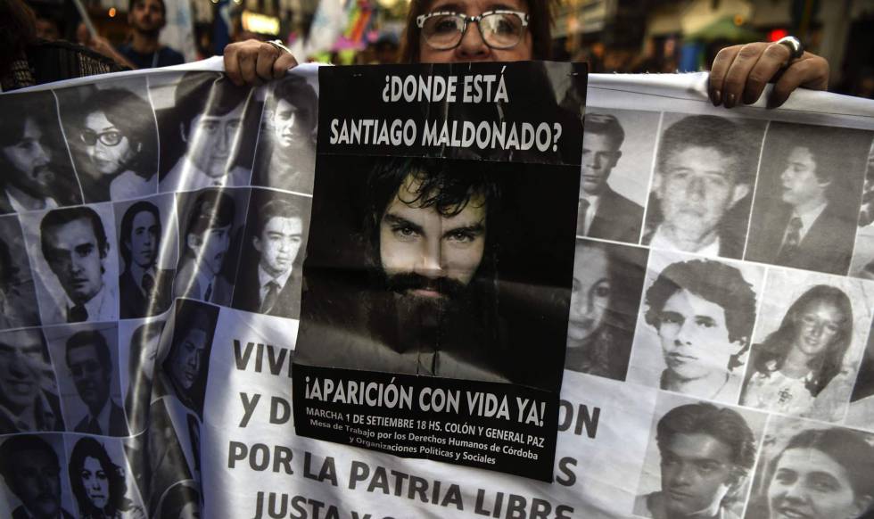 Una mujer pide por la aparición con vida de Santiago Maldonado durante una manifestación a Plaza de Mayo, el 1 de septiembre pasado. 