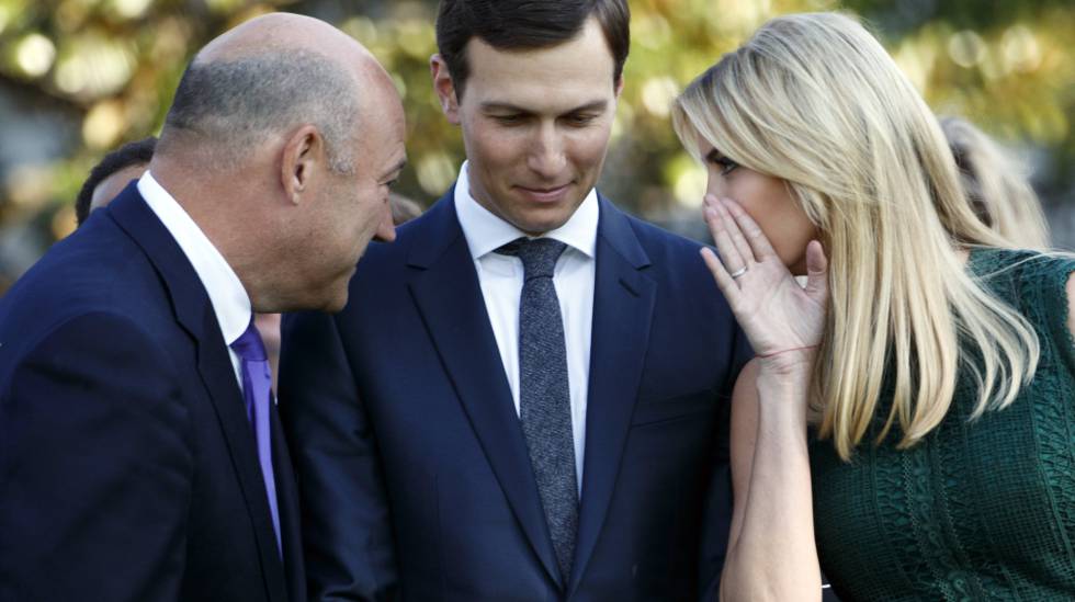 Ivanka Trump hablando con Gary Cohn, asesor económico del presidente