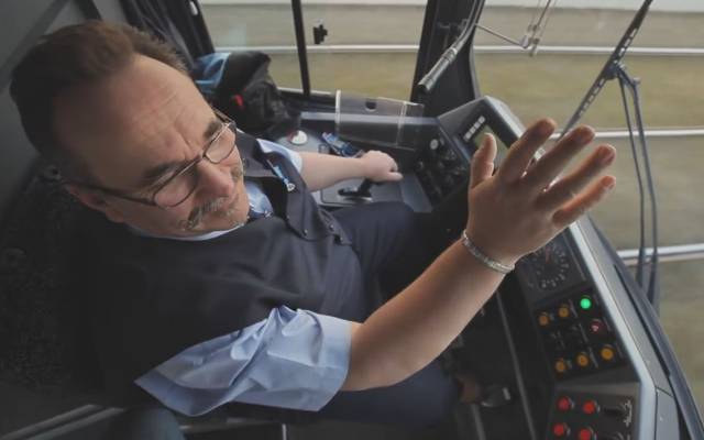 Anuncio de la empresa municipal de transportes de Múnich para encontrar conductores.