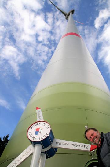 Wendelin Einsiedler, ganadero en Wildpoldsried, junto a sus molinos de energía eólica.