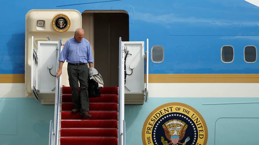 John Kelly bajando del avión presidencial en Florida