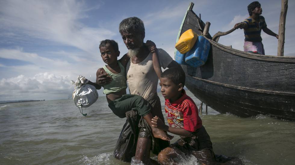 Una barcaza con ciudadanos de la etnia rohingya llega a Bangladés desde Myanmar, el pasado 14 de septiembre.